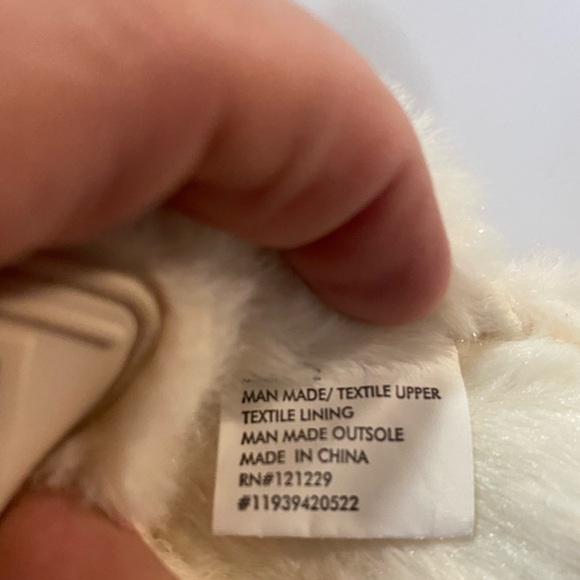 BEBE girl's small fluffy slippers in an Off-White color, Size Small (11/12) NWT - Picture 4 of 6